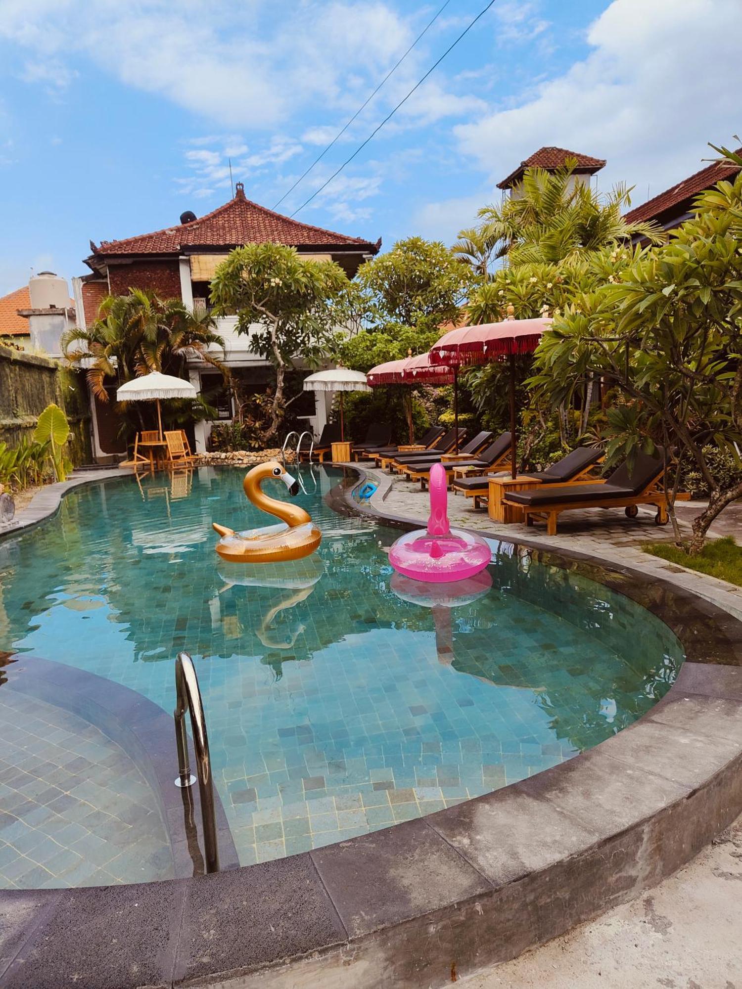 Berlian Inn Kuta Beach Екстер'єр фото