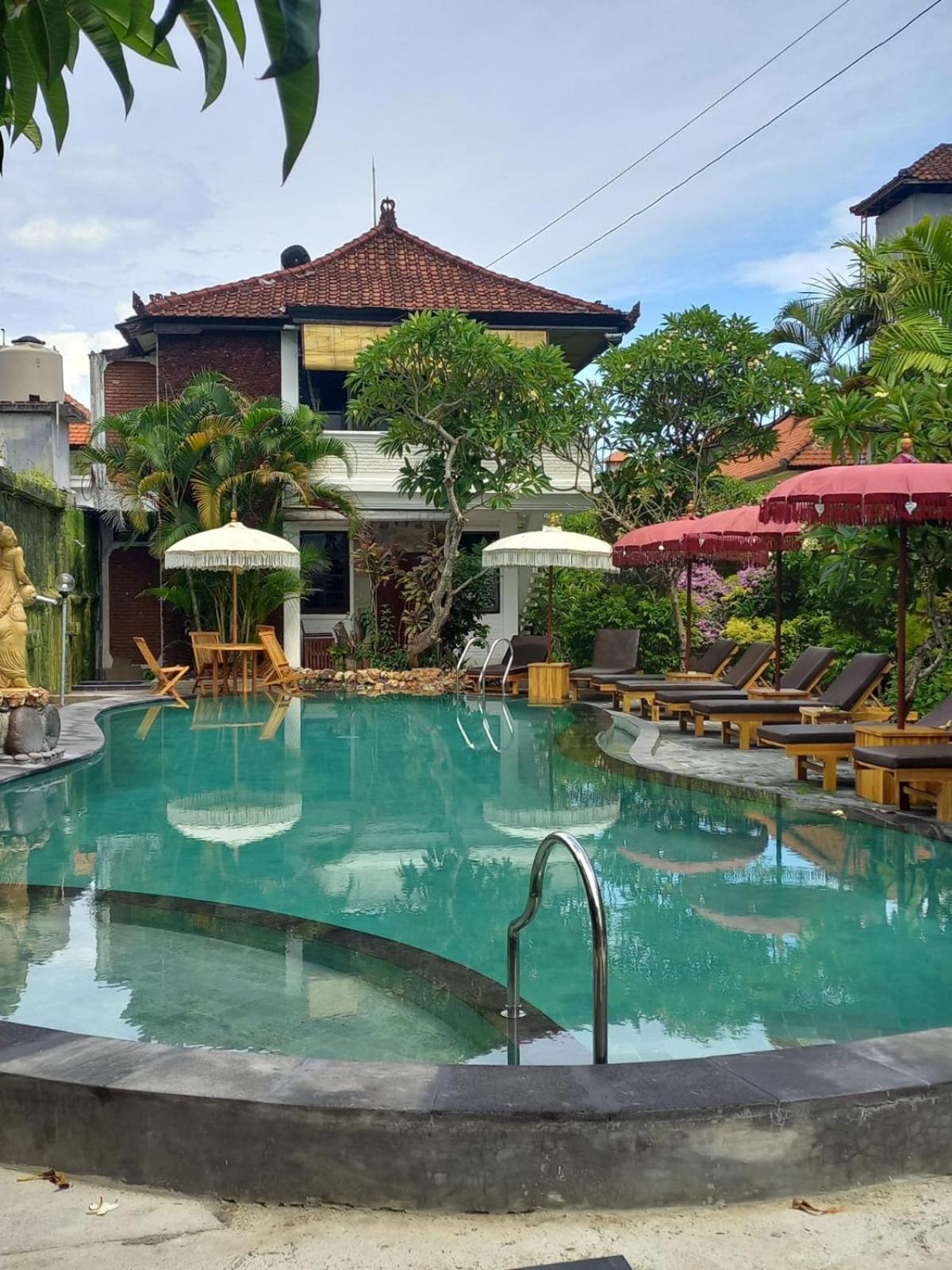 Berlian Inn Kuta Beach Екстер'єр фото