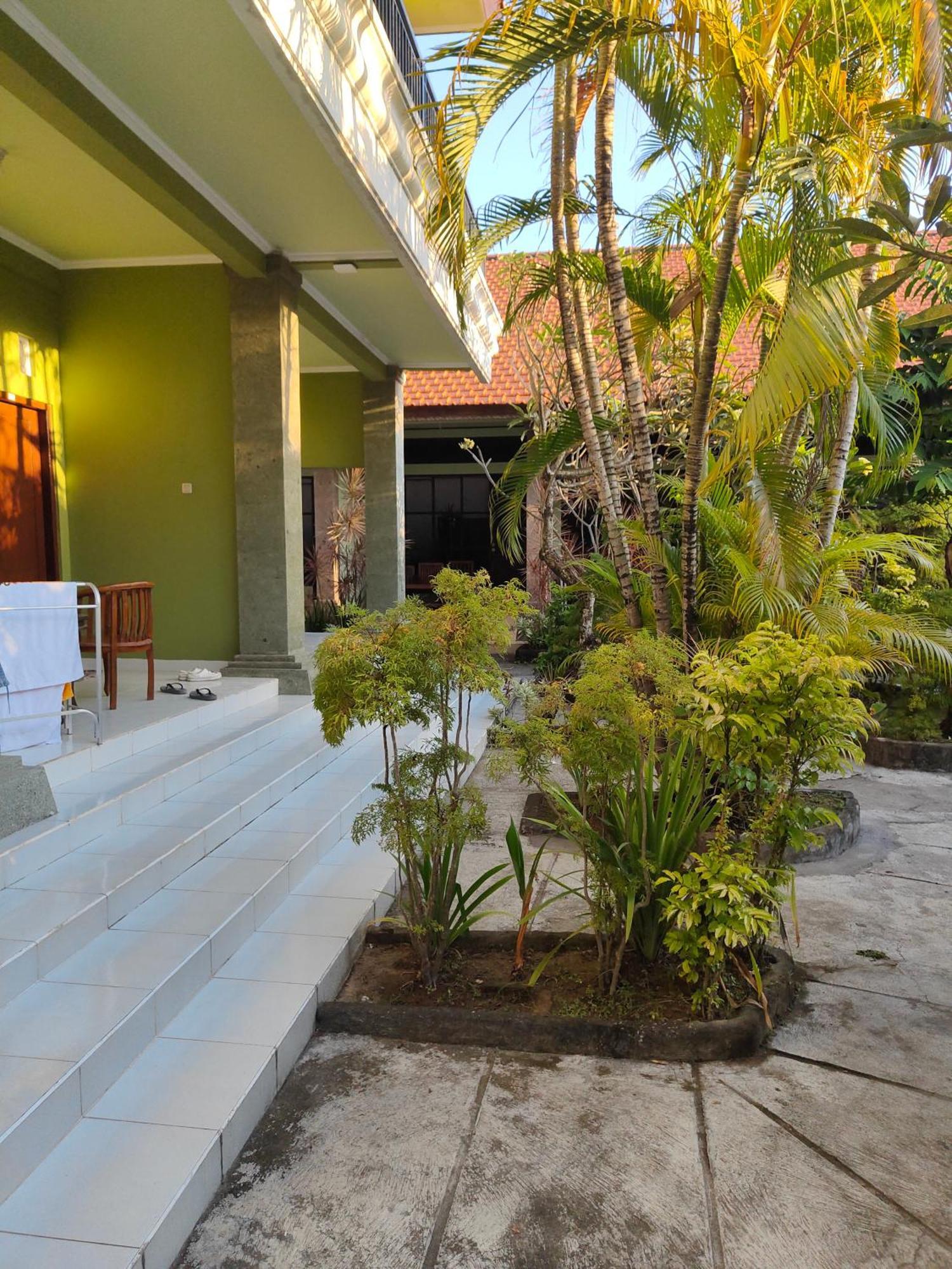 Berlian Inn Kuta Beach Екстер'єр фото