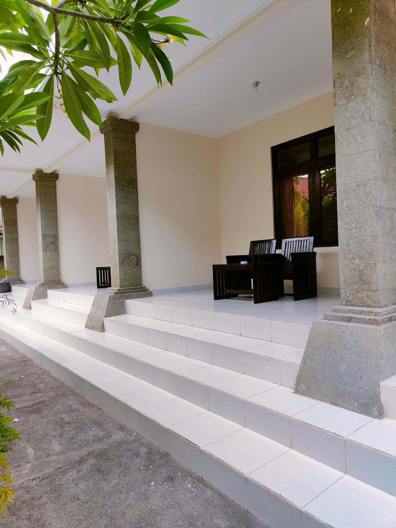 Berlian Inn Kuta Beach Екстер'єр фото