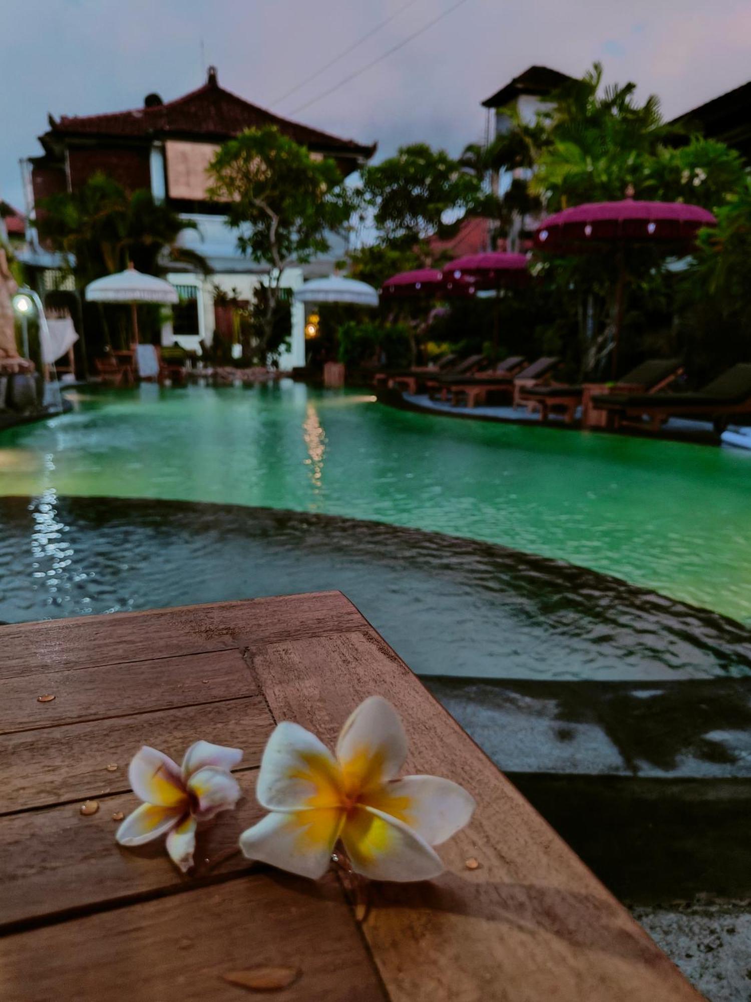 Berlian Inn Kuta Beach Екстер'єр фото