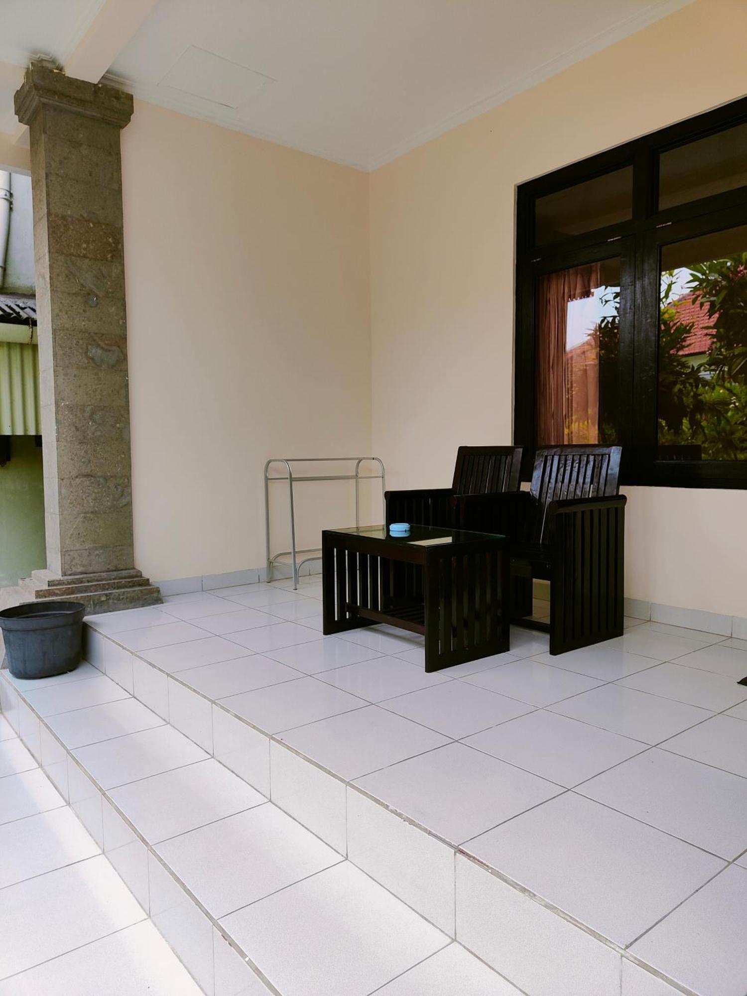Berlian Inn Kuta Beach Екстер'єр фото