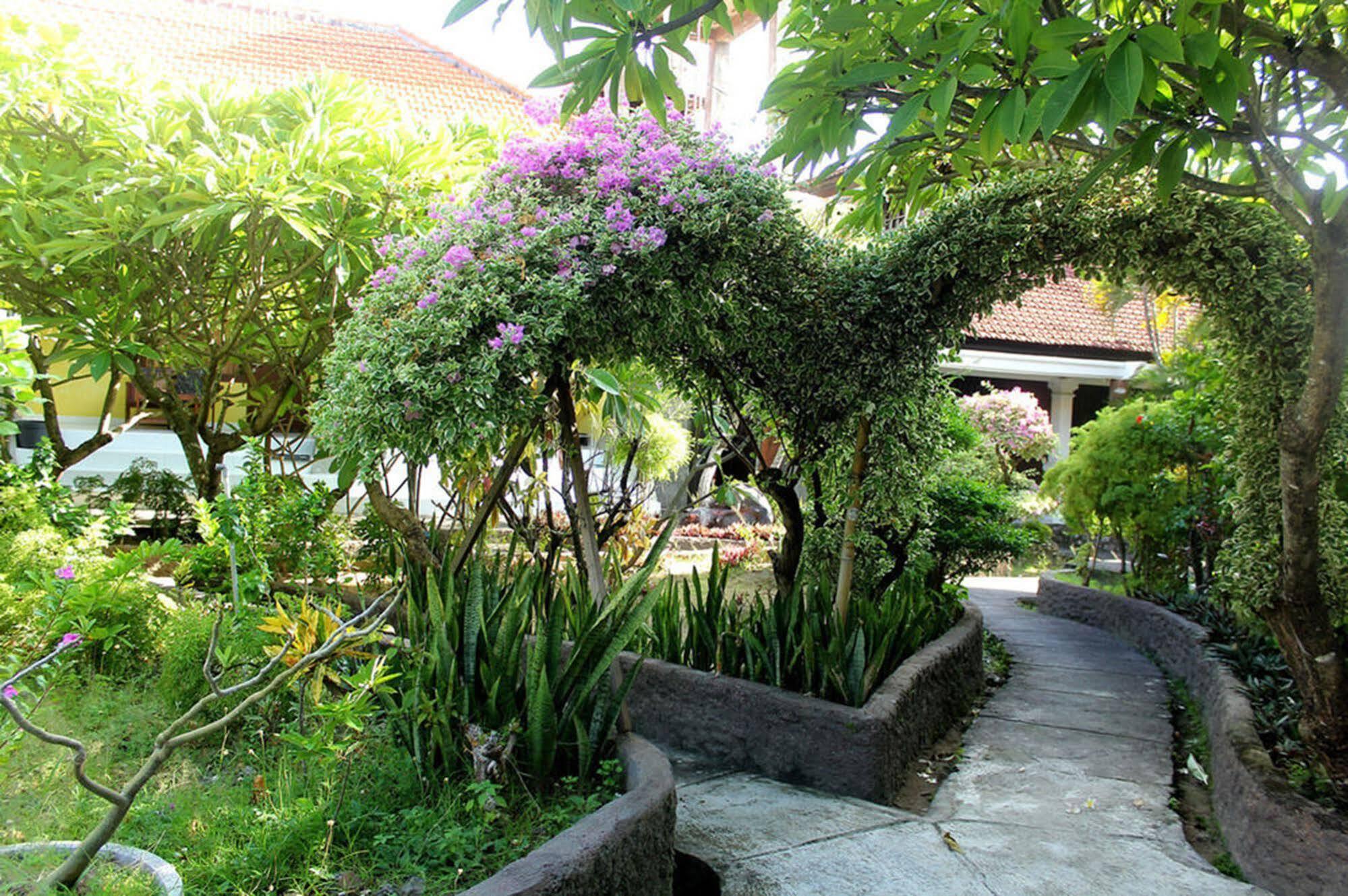 Berlian Inn Kuta Beach Екстер'єр фото